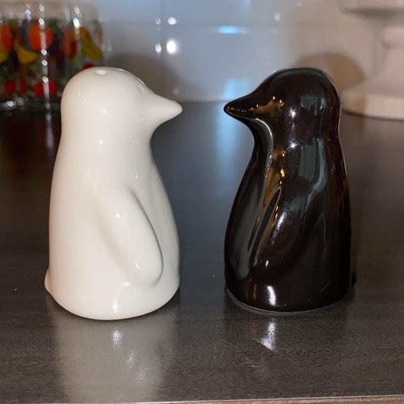 Novelty salt and pepper shakers, white/black penguin porcelain - Picture 5 of 14